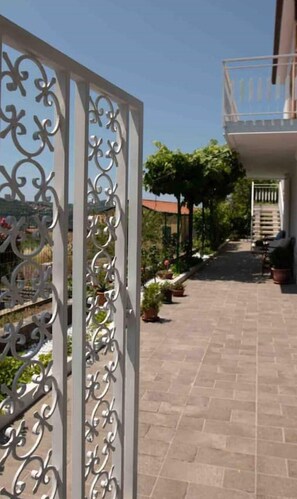 المنطقة المحيطة بالمنشأة