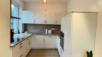 Geladeira, micro-ondas, fogĂŁo, cooktop