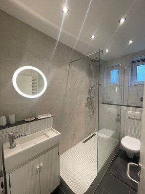 タオル、石鹸、トイレットペーパー