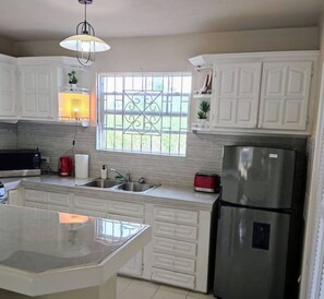 Private kitchen - Stylish, tidy 2 bedrooms with pool 5 mins beach (Oistins)