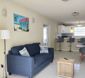 TV - Stylish, tidy 2 bedrooms with pool 5 mins beach (Oistins)