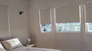 2 bedrooms, desk, iron/ironing board, WiFi