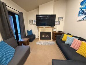 Smart TV, fireplace, stereo, computer monitors - Spacious Group Getaway | Fireplace +75"TV+ Wi-Fi (Mount Buller)