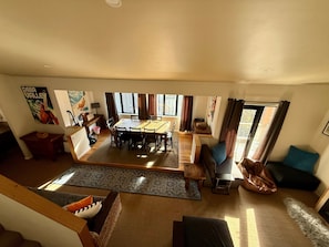Smart TV, chimenea, estéreo y monitor de computadora