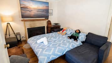 3 quartos, escrivaninha, ferros/tábuas de passar roupa