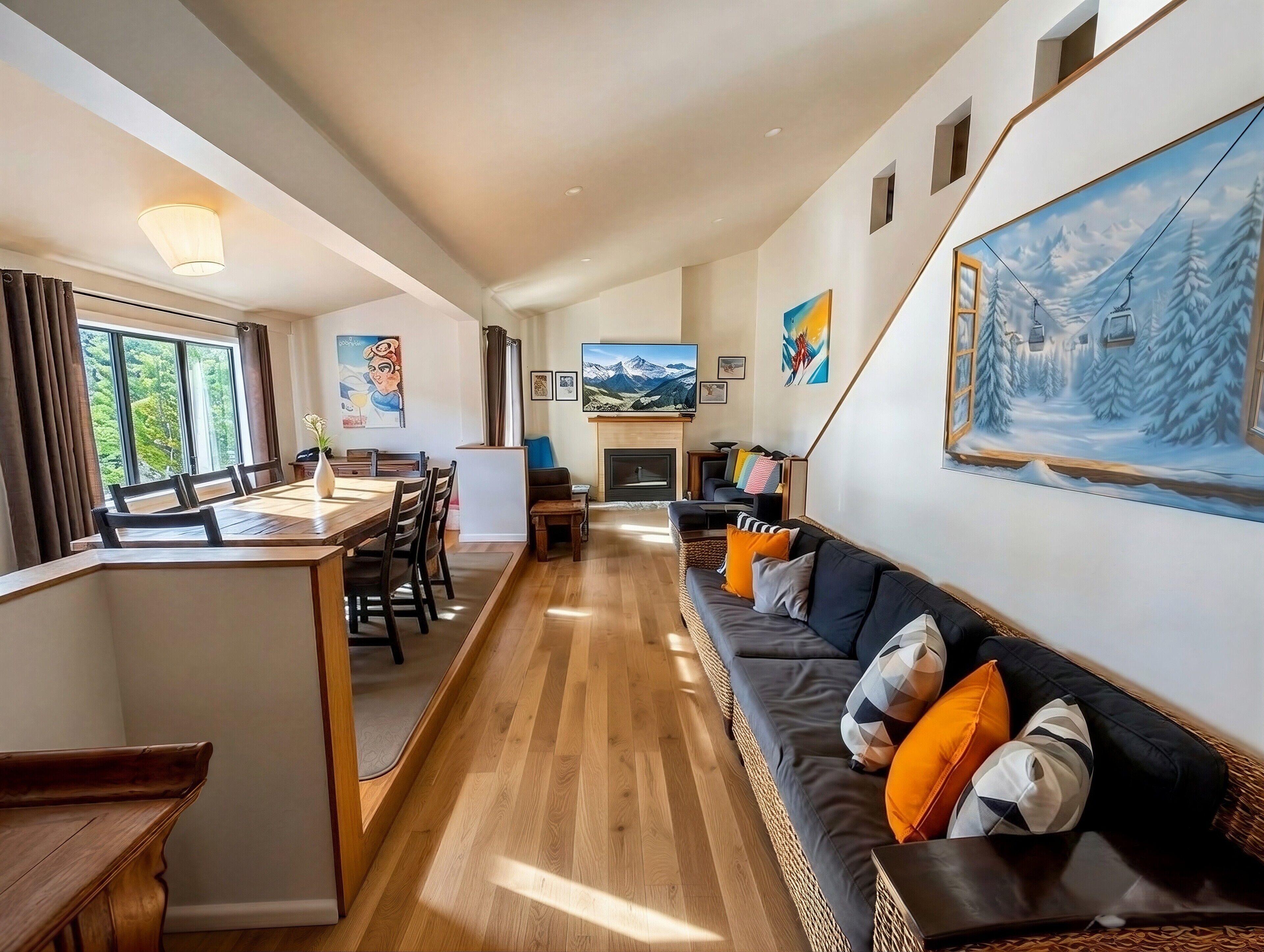 Smart TV, lareira, aparelho de som, monitores de computador