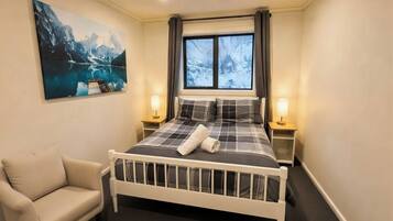 3 bedrooms, desk, iron/ironing board, free WiFi