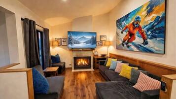 Smart TV, lareira, aparelho de som, monitores de computador