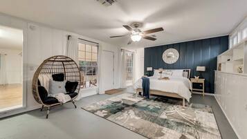 3 habitaciones y tabla de planchar con plancha