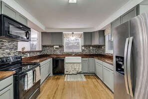 Full-sized fridge, microwave, oven, stovetop