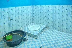 Chambre Double | Salle de bain | Douche, serviettes fournies