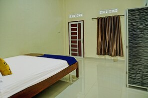 Double Room | Desk, laptop workspace, free WiFi, bed sheets