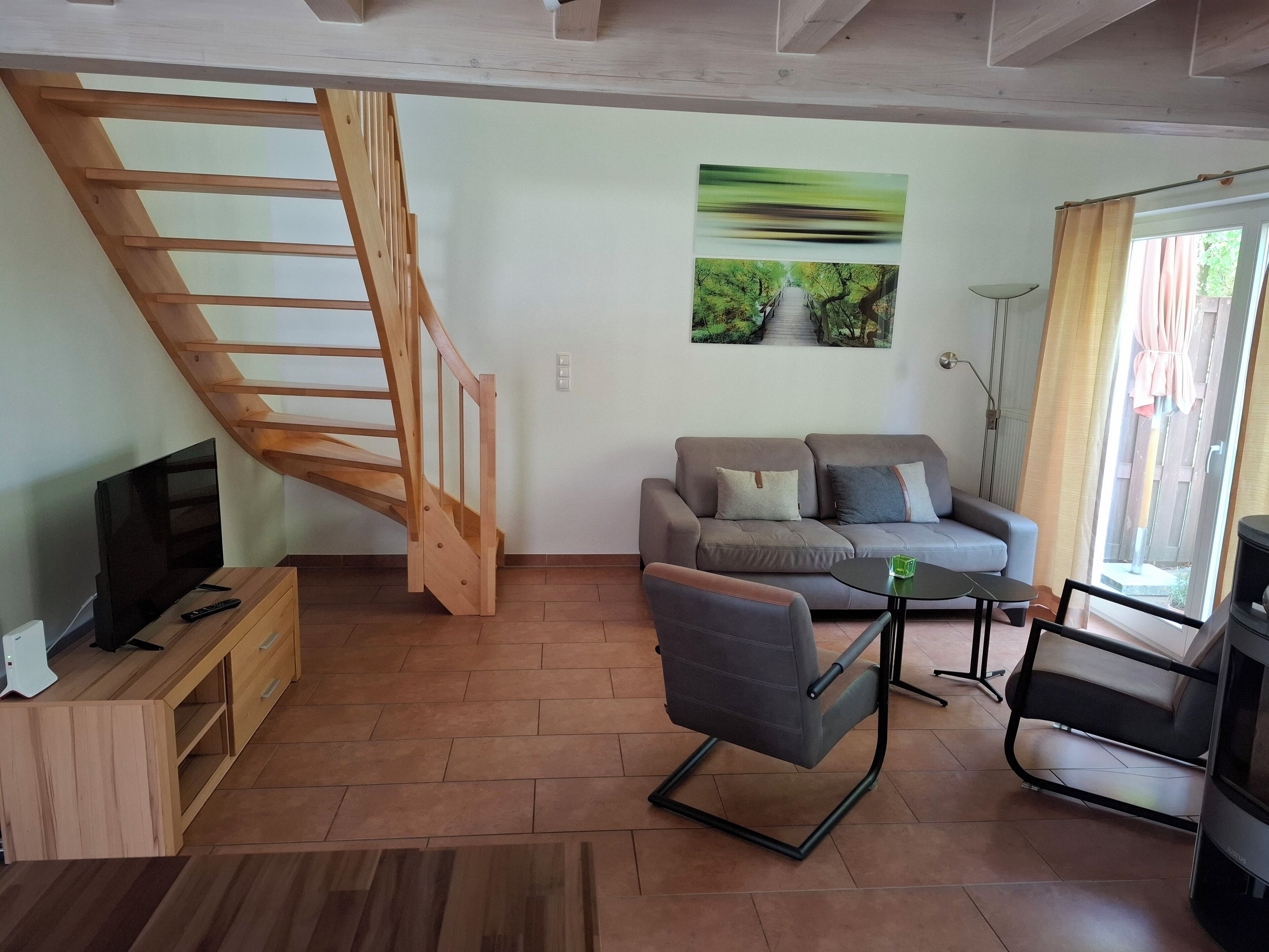 Fernseher, Kamin, Bücher, Stereoanlage