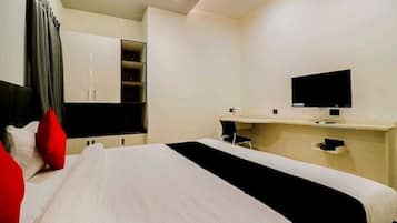 Deluxe Room | Bathroom | Shower, hydromassage showerhead, towels