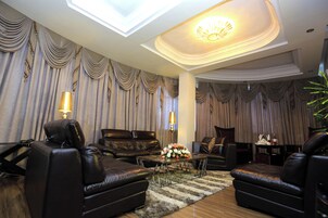 迷你吧、客房内保险箱、办公桌、笔记本电脑工作区