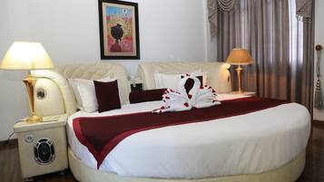 Minibar, pengeskab på værelset, skrivebord