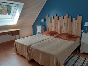 4 chambres, bureau, fer et planche à repasser, lit parapluie