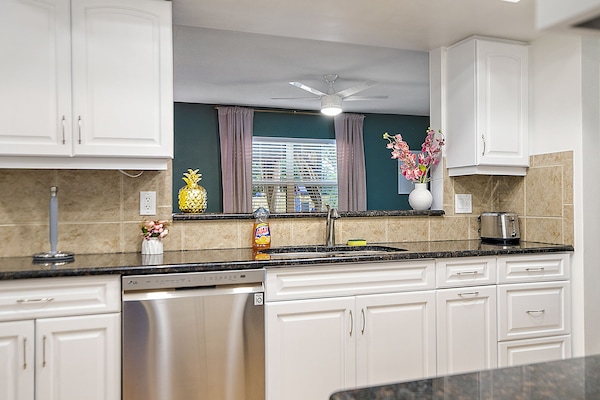 Køleskab, mikrobølgeovn, ovn, kogeplade