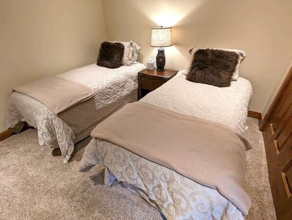 4 bedrooms, iron/ironing board, WiFi, bed sheets