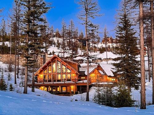 New! Amazing Views, Ski In / Ski Out, Sleeps 10, Private Neighborhood Ski Lift
