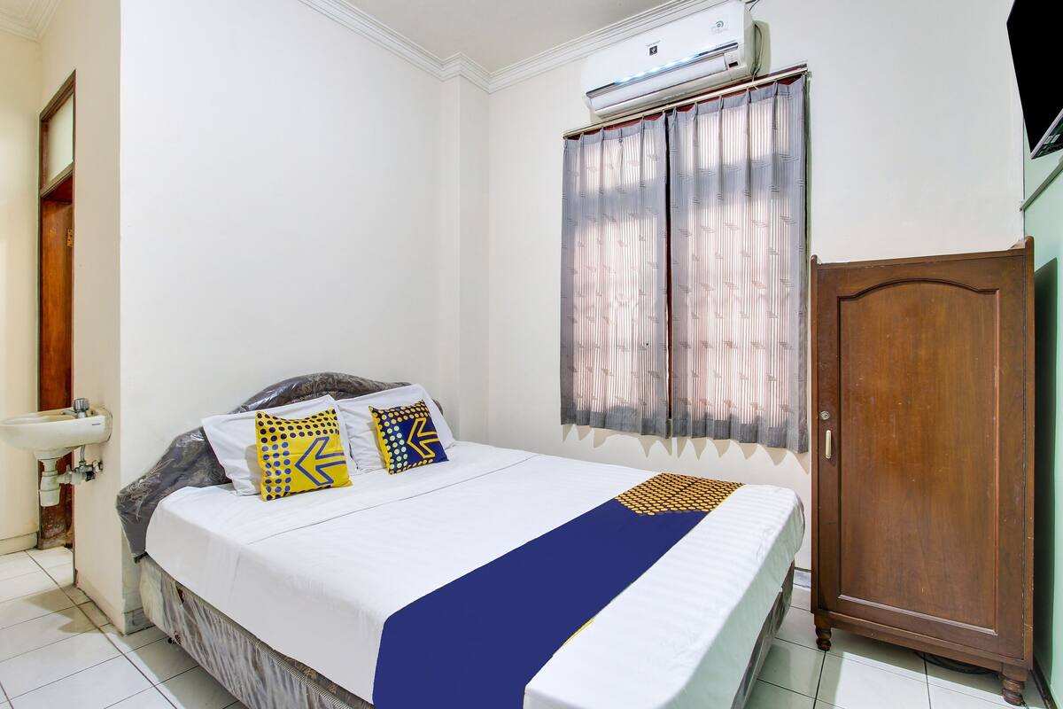 Habitación doble | Espacio para trabajar con laptop y ropa de cama