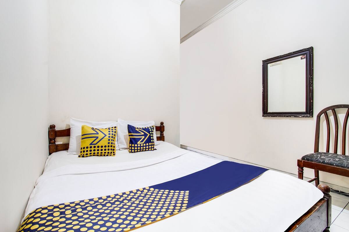 Habitación doble económica | Espacio para trabajar con laptop y ropa de cama