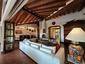 Televisio, takka, työhuone