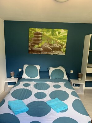 1 bedroom, bed sheets