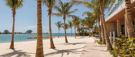 Sulla spiaggia, sabbia bianca