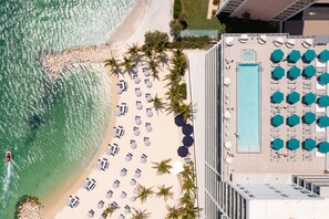 Outdoor pool, pool umbrellas, pool loungers - JW Marriott Clearwater Beach Resort & Spa (Clearwater Beach)