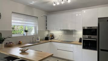 Geladeira, micro-ondas, fogão, cooktop
