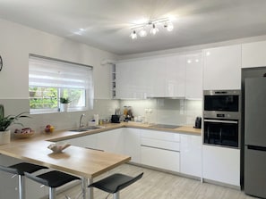 Fridge, microwave, oven, stovetop - Melinta Stay | Apartment near Athens Airport, Rafina Port & Beach (Artemis)