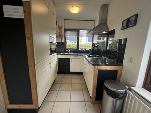 Een koelkast, een magnetron, een vaatwasser