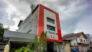 A building with a sign reading "Permata Inn Oyo." - Hotel O Wisma Permata Makassar (Makassar)