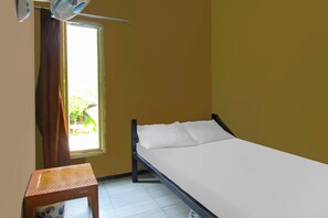 Double Room | Desk, bed sheets