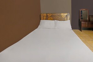 Double Room | Desk, bed sheets - OYO 92308 Kos Duduk (Janapria)