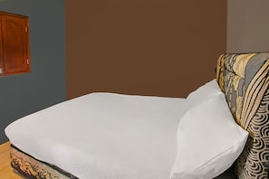 Desk, bed sheets - OYO 92308 Kos Duduk (Janapria)