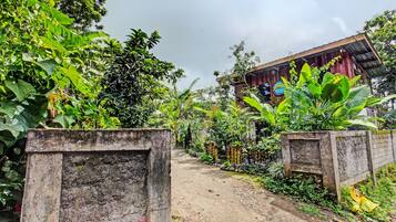 Vista frontal de la propiedad