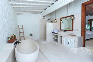 6 Bedroom Beachfront Pool Villa | Bathroom