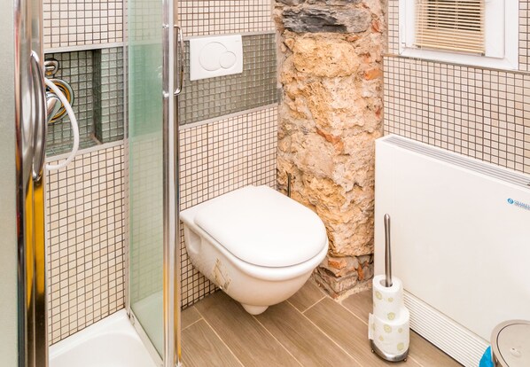 Shower, rainfall showerhead, free toiletries, hair dryer