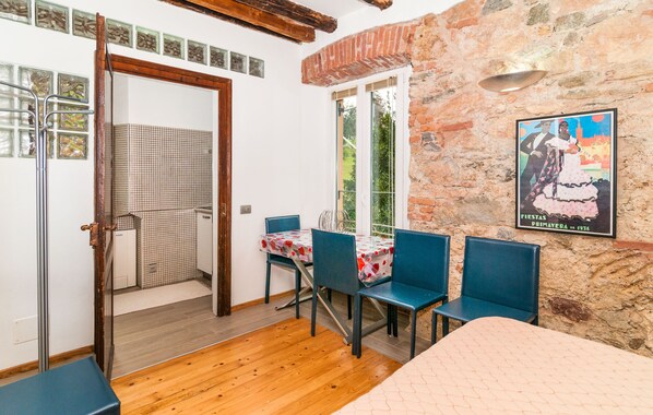 1 makuuhuone, tallelokero huoneessa, työpöytä