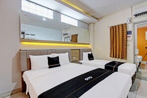 Escritorio, espacio para trabajar con laptop y wifi gratis 