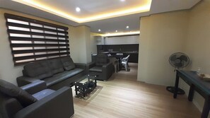 Fjölskyldusvíta | Einkaeldhús | Míní-ísskápur, eldavélarhellur, brauðrist, hrísgrjónapottur