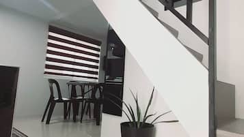 Loft Garden Suite 401 | Zona de estar | Televisión de pantalla plana de 24 pulgadas con canales por cable