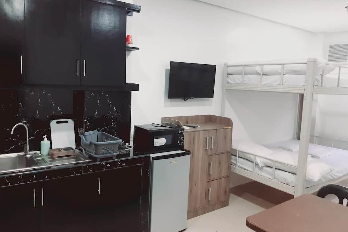 Traveler's Suite 301 | In-room dining