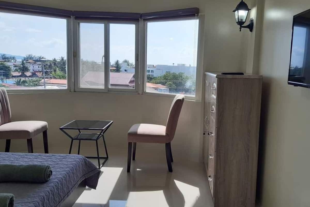 1 habitación, muebles diferentes y escritorio