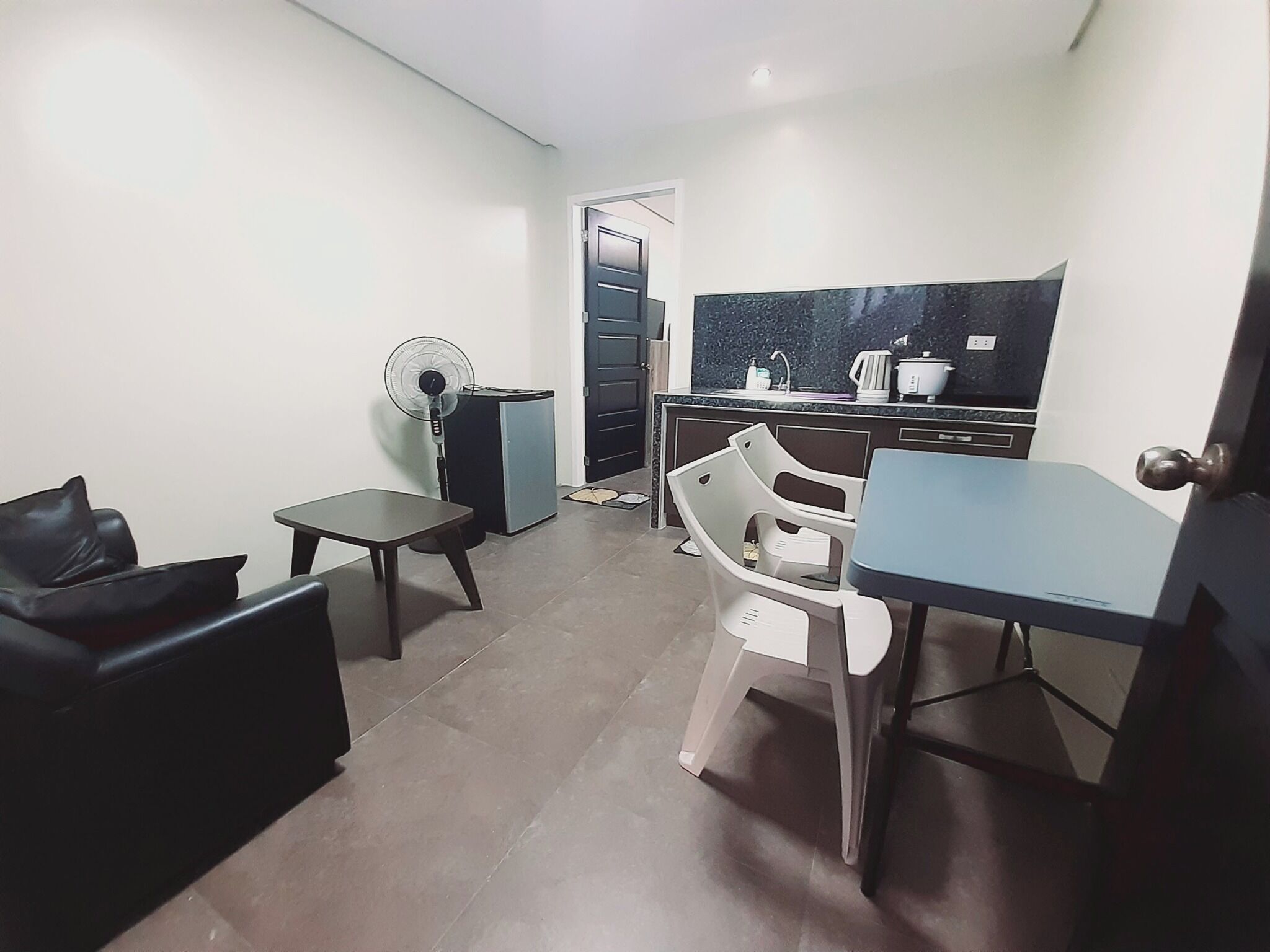 Super Value Suite 102 | Individuelt innredet, skrivebord og skrivebord for bærbar PC