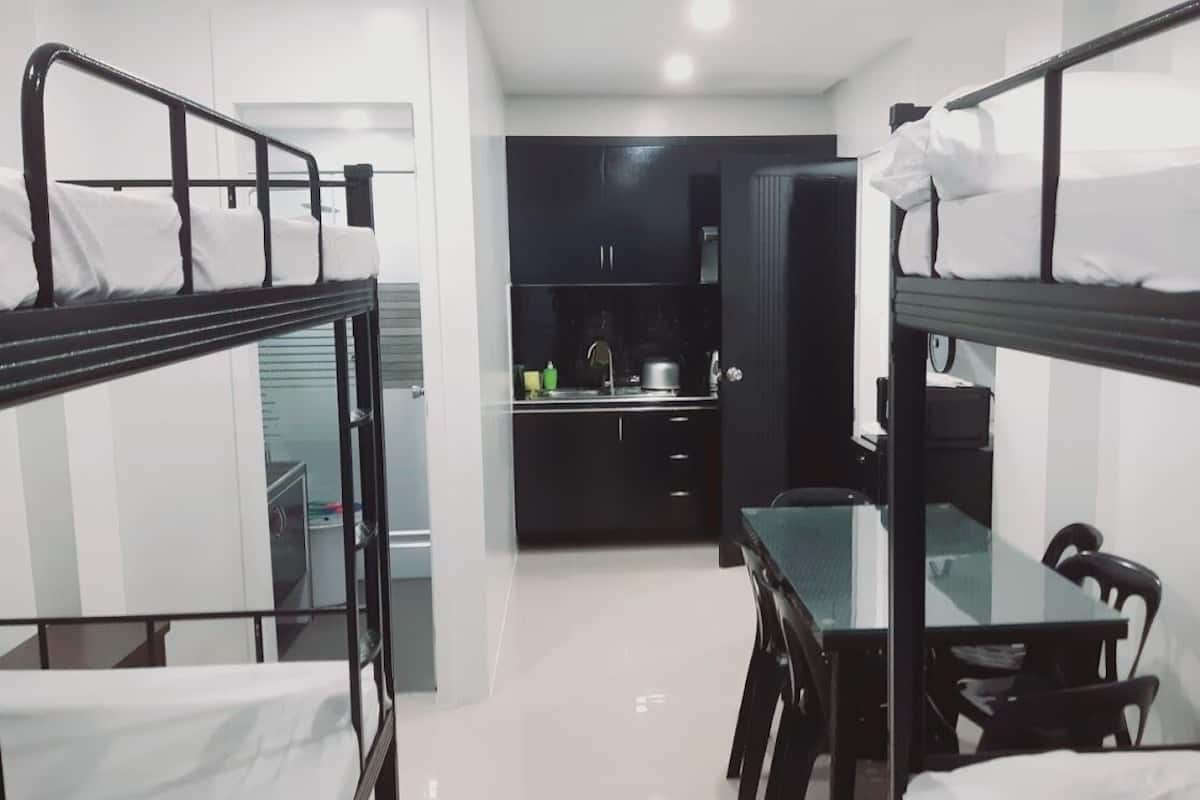 1 habitación, muebles diferentes y escritorio