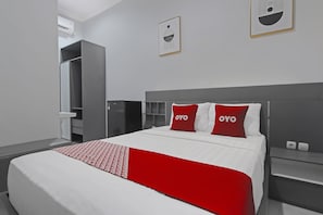 Deluxe Double Room | Desk, laptop workspace, bed sheets - Capital O 92105 A'shanti Inn (Cilacap)
