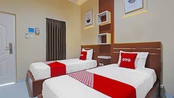 Habitación Deluxe con 2 camas individuales | Escritorio, espacio para trabajar con laptop y ropa de cama